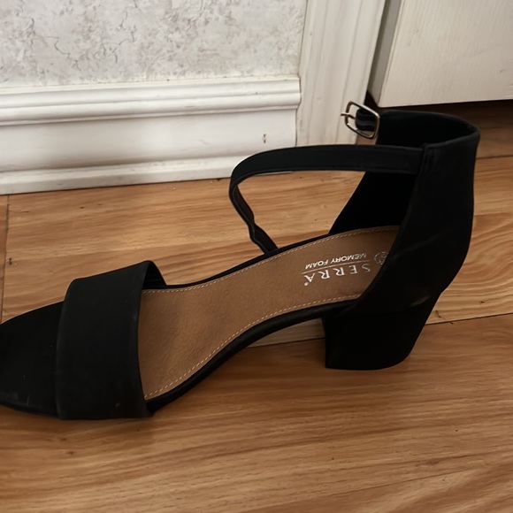 Heels - Picture 4 of 4